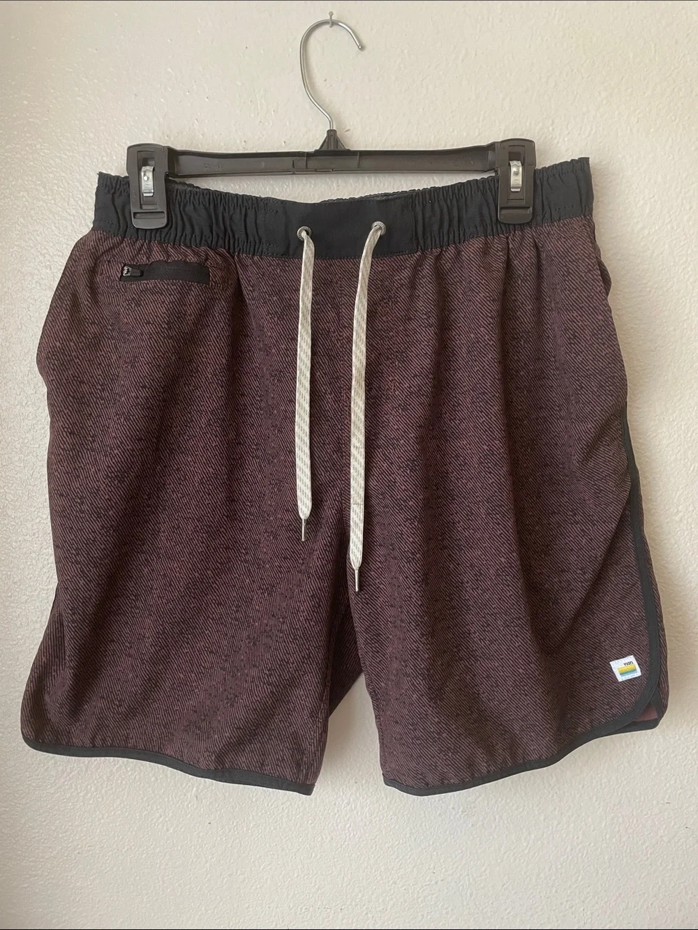 Vuori men’s Shorts Burgundy/Black Sz M